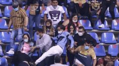 Aficionado de Pumas es captado mientras patea a una mujer durante trifulca en el estadio Cuauhtémoc