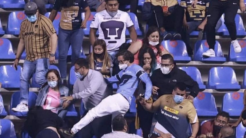 Aficionado de Pumas es captado mientras patea a una mujer durante trifulca en el estadio Cuauhtémoc