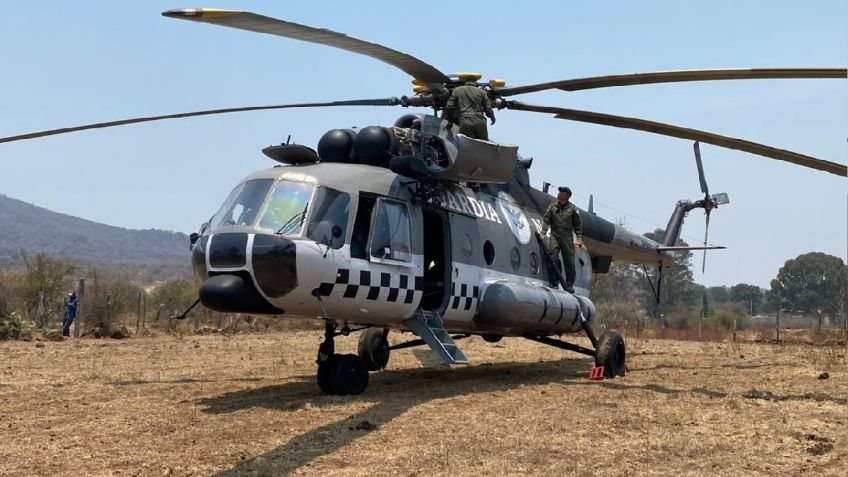 Con helicóptero de la GN combaten incendio forestal en Morelia