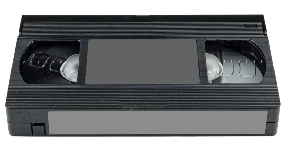 El formato de videotape VHS fue muy común en la década de los 80 y 90; se podían rentar en videoclubs. Foto: Pixabay