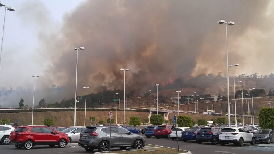 Bomberos de Atizapán de Zaragoza trabajan para sofocar el incendio. Foto: @EDUARDOGOMEZ02