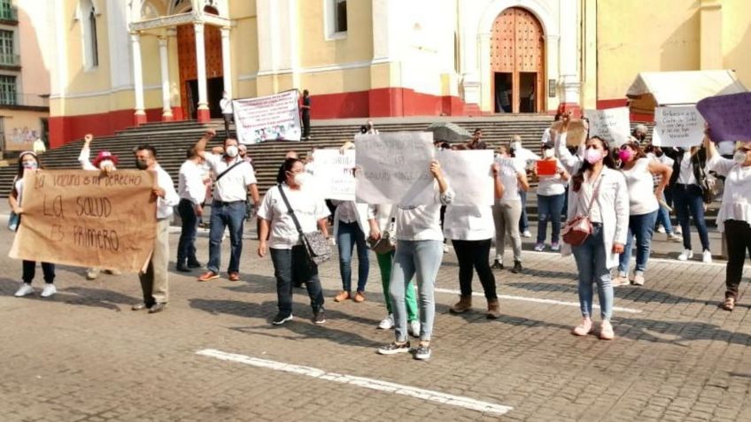 Médicos bloquean centro de Xalapa; exigen vacuna contra el COVID-19