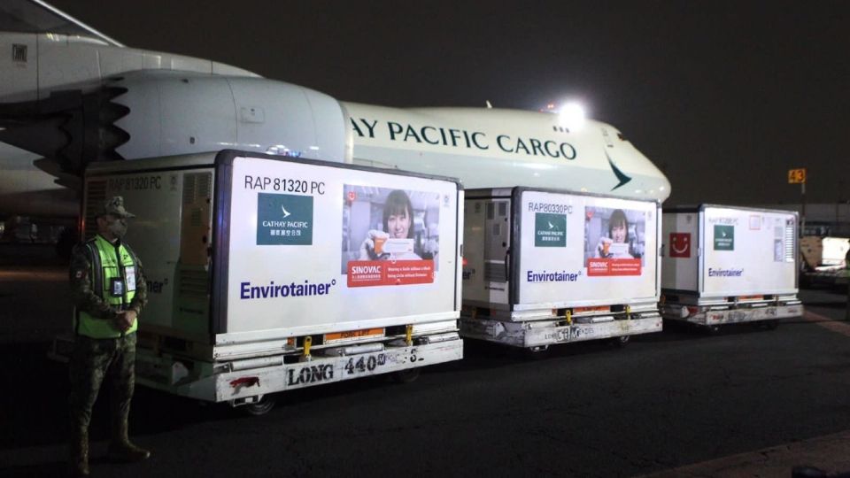 Este es el séptimo embarque de la vacuna Sinovac recibido por las autoridades mexicanas. Foto: Especial