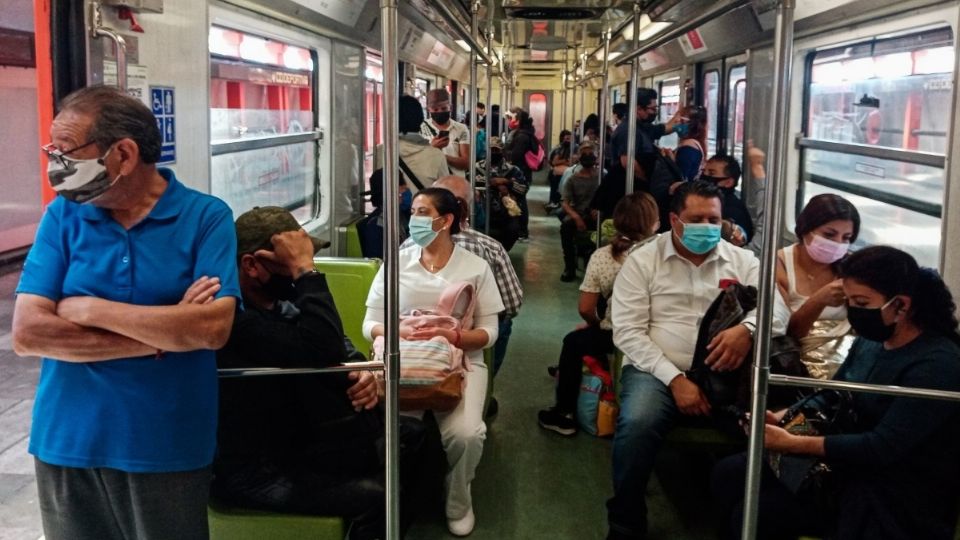 Retrasos en el Metro de la CDMX por lluvia. Foto: Cuartoscuro