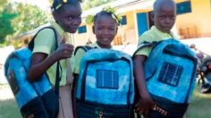 Con el sol en la mochila; Joven haitiano creo mochila que se recarga con el sol