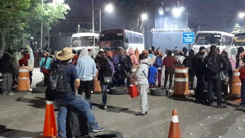 Normalistas toman aeropuerto de Oaxaca; suspenden vuelos nacionales e internacionales