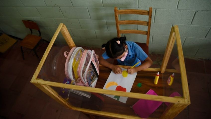 Regreso a Clases: Carpintero adapta pupitre para proteger a su hija del Covid-19