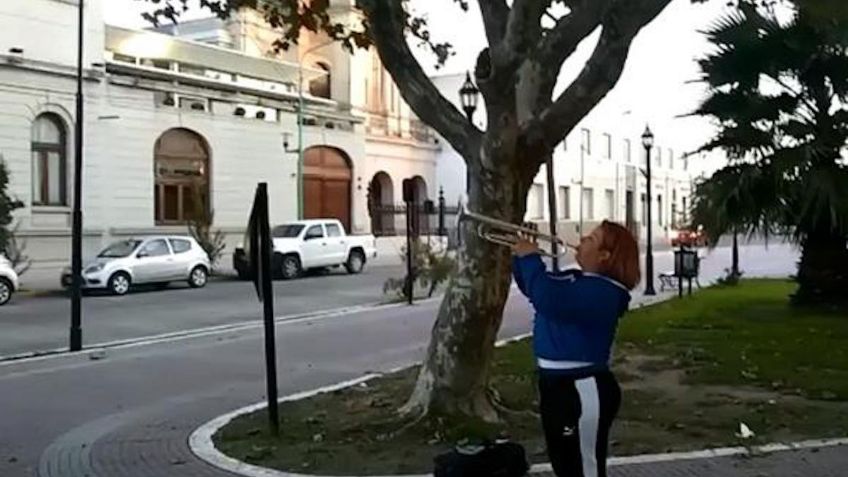 Mujer lleva serenata a su padre que se encuentra hospitalizado por COVID-19 I VIDEO