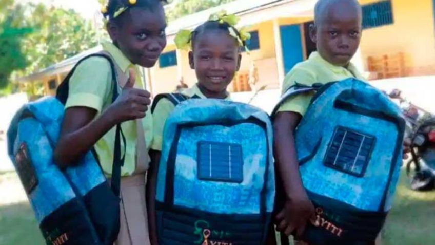 Con el sol en la mochila; Joven haitiano creo mochila que se recarga con el sol