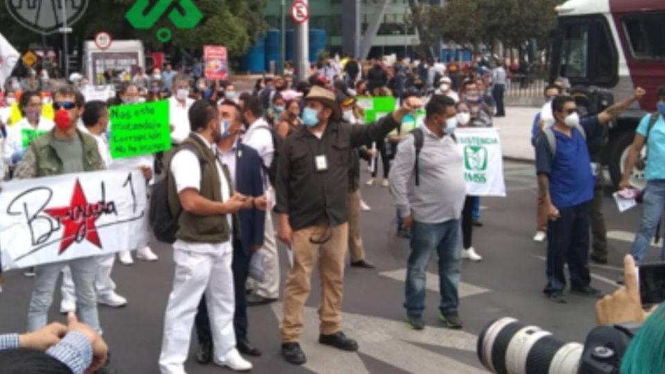 Médicos se manifestaron ayer en la capital del país; piden ser vacunados. Foto: Especial