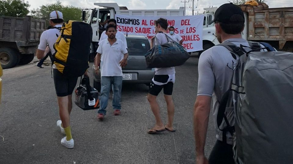 Señalaron que el alcalde habría comprado machetes y contratado camiones con cargo al erario, y así bloquear las vías de comunicación. Foto: Especial