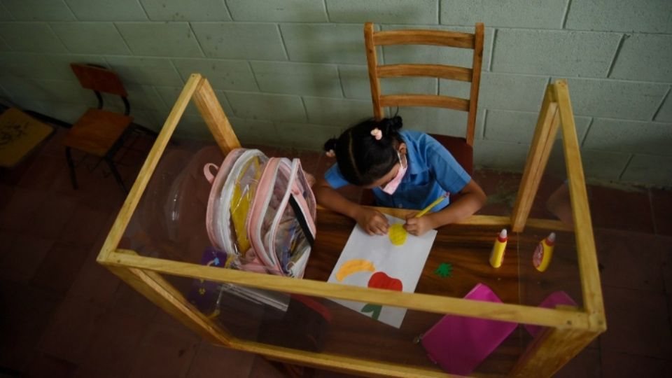 El ahora famoso carpintero comentó que el proceso de fabricación de este pupitre es de alrededor de siete horas. FOTO: EFE