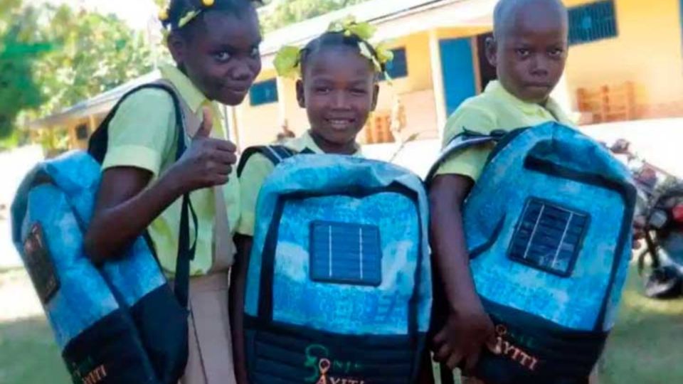 En Haití 40 por ciento de los hogares tienen electricidad; la mochila ayudará a jóvenes que no cuentan con ese servicio. Foto: Especial