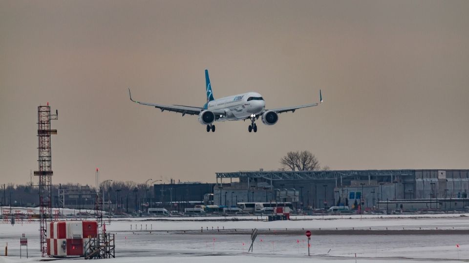 Explicó que los sistemas de dos o más aeropuertos en una región deben diseñarse del espacio hacia la tierra, de lo contrario implica riesgos.