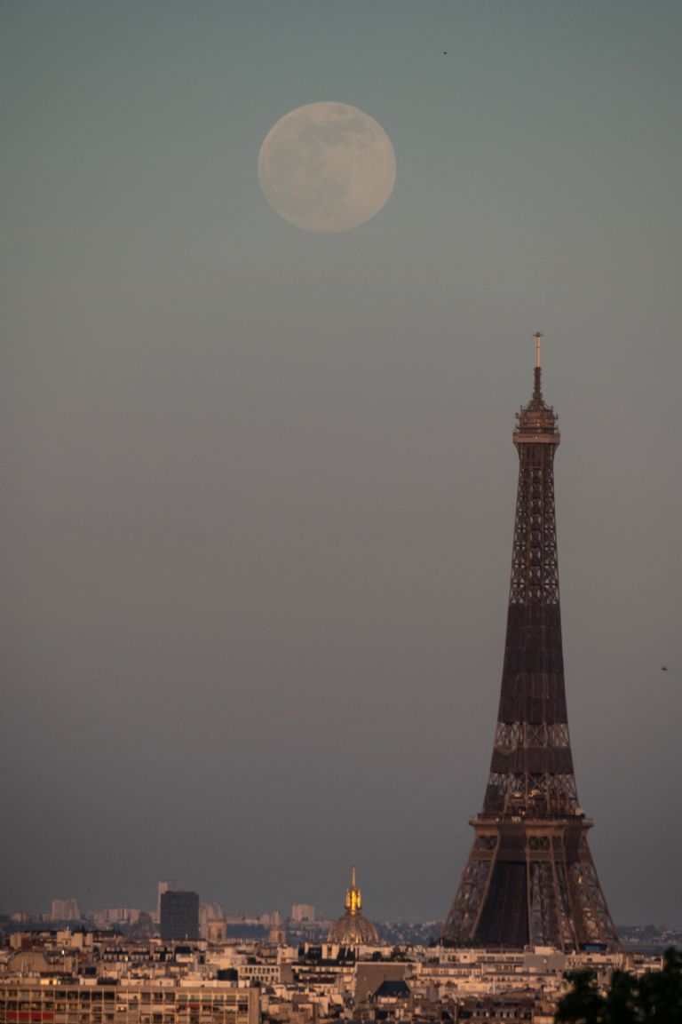 Superluna rosa en la Torre Eiffel, así se vio en París. 