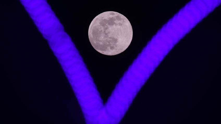 Superluna rosa ENAMORA al mundo; ve las IMPACTANTES postales que dejó este fenómeno: FOTOS