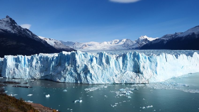 ¿El mundo se derrite? ENORME bloque de HIELO se desprende de glaciar: VIDEO