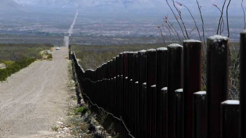 Choque revela a 80 migrantes ESCONDIDOS dentro de un camión en Texas