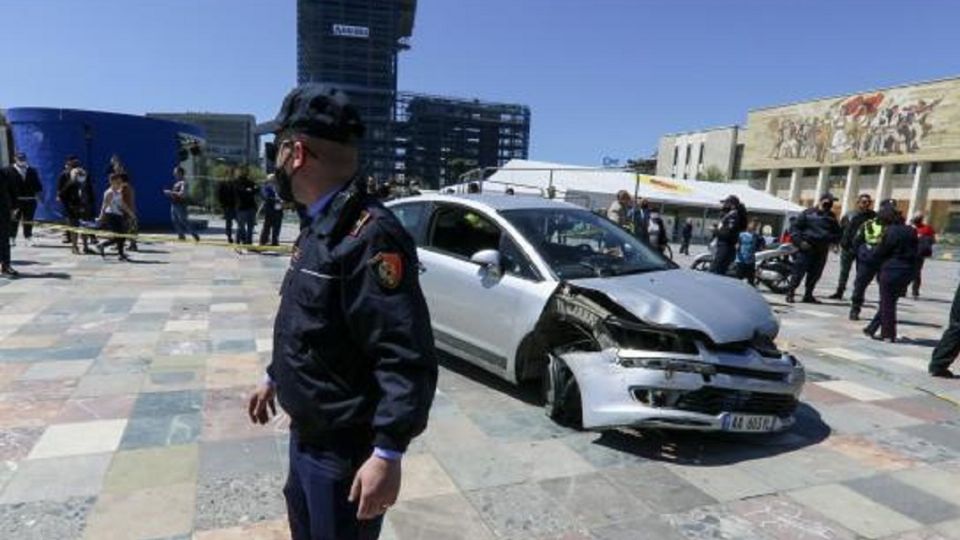 Con una patada voladora, un hombre se convirtió en héroe espontáneo de un atropellamiento masivo.