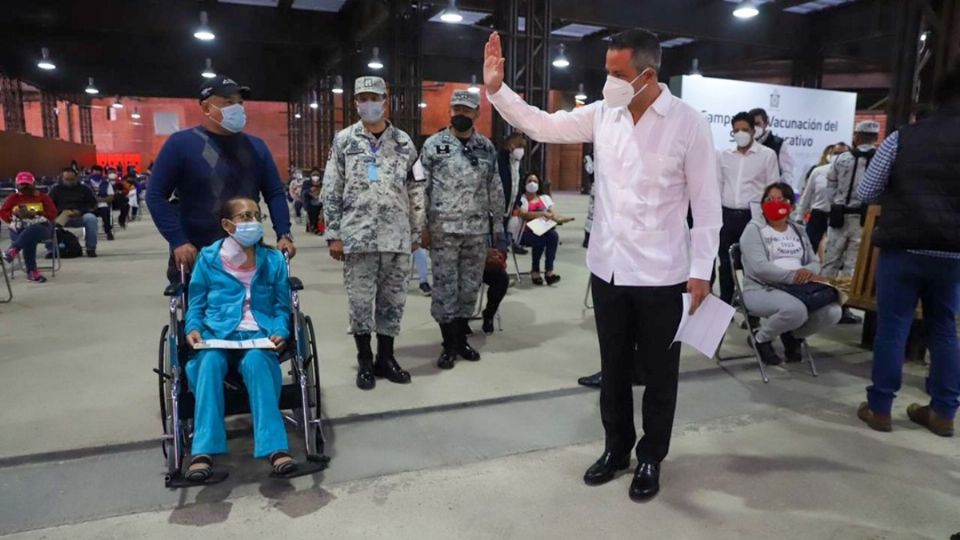 El gobernador Alejandro Murat supervisó la primera aplicación de la vacuna al personal de educación del estado. Foto: Especial