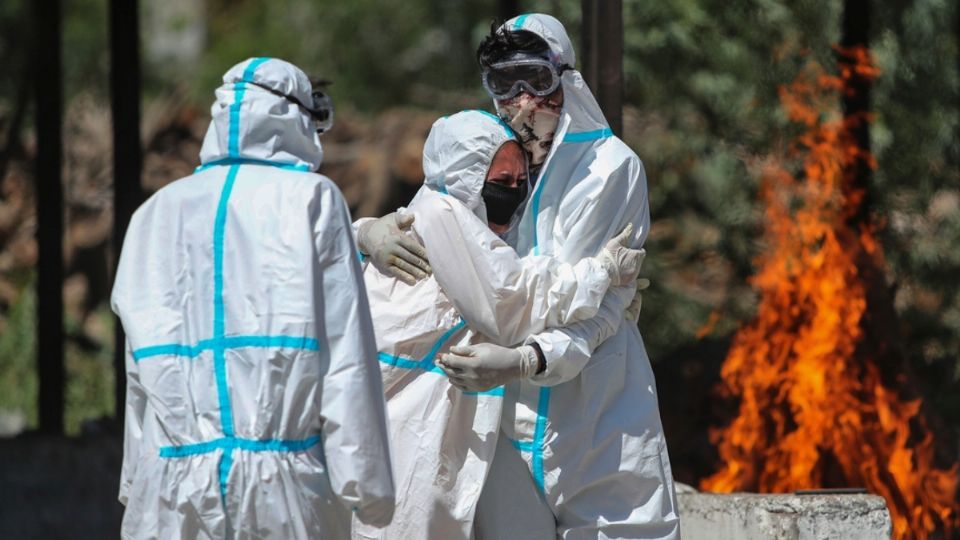 Una trabajadora de salud es consolada por sus compañeros ante los estragos que ha dejado la pandemia en India. FOTO: AP