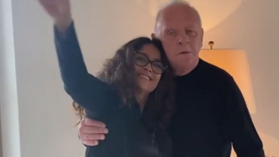 Salma Hayek y Anthony Hopkins celebraron juntos con baile y felicidad el Oscar a Mejor Actor. Foto: Especial