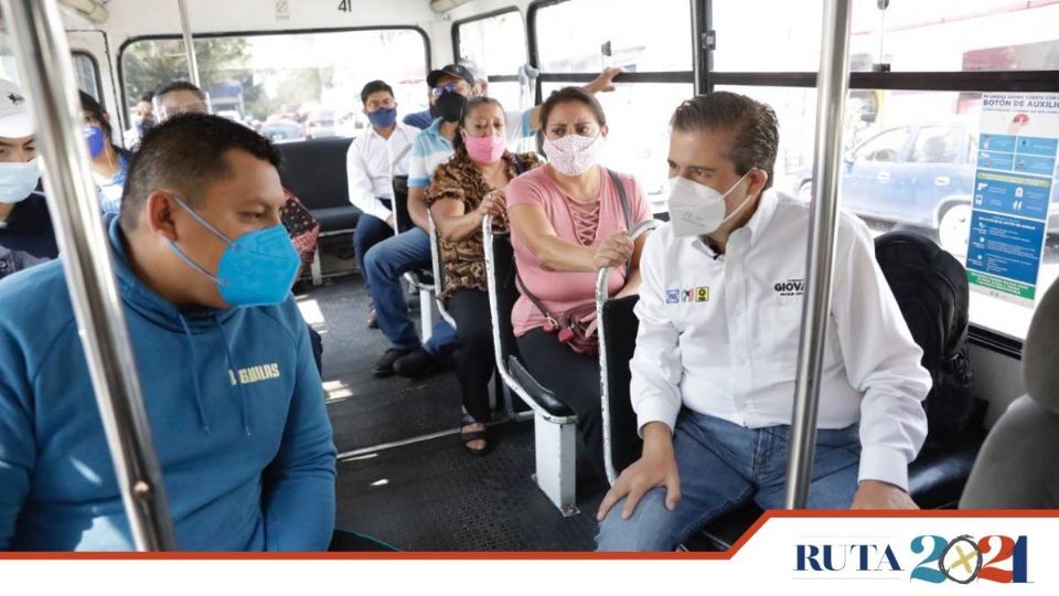 Por la mañana, a invitación de los operadores de la Ruta 34 de transporte colectivo, el candidato realizó un recorrido acompañado por David Hernández. Foto: Especial