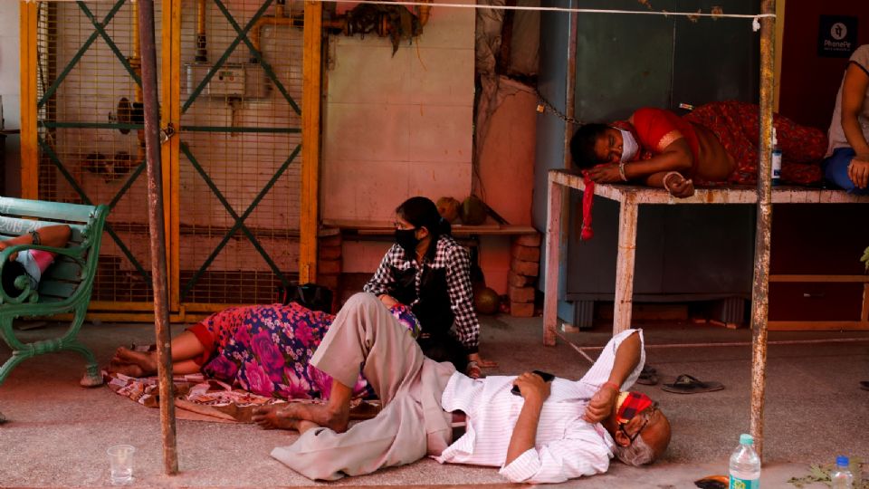 Enfermos esperan en el piso para recibir oxígeno de forma gratuita. Foto: Reuters