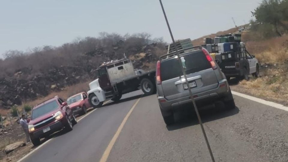 Grupos delincuenciales usaron camiones para impedir el acceso a algunos municipios. Foto: Especial