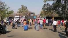 Bloqueo de normalistas cancela vuelos en aeropuerto de Oaxaca