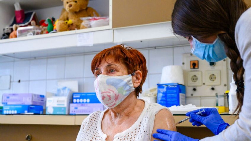 FOTO: ¡INOLVIDABLE! Con obra de arte, mujer de 79 años inmortaliza la aplicación de su vacuna del coronavirus