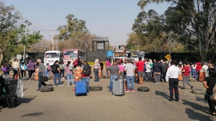 Bloqueo de normalistas cancela vuelos en aeropuerto de Oaxaca