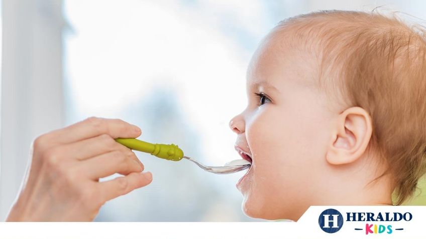 ¿Qué hago si mi hijo escupe la comida?