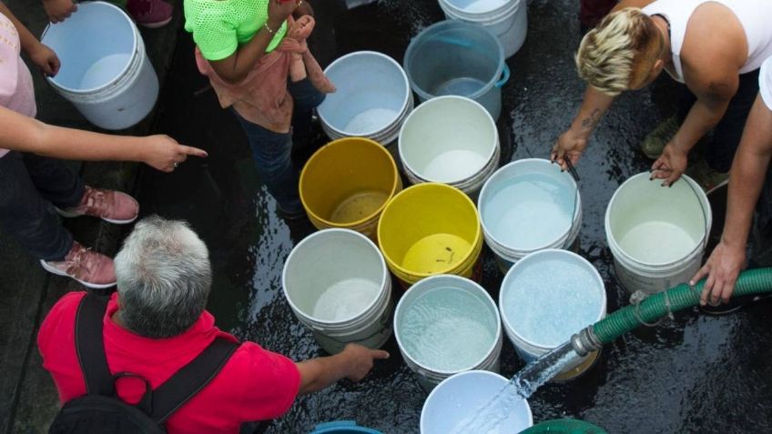 Video donde lanzan cubetadas de agua a políticos en Veracruz es falso; pasó en Ecuador