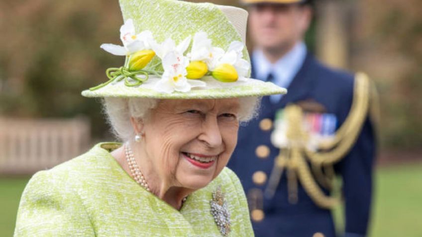 No sólo cerveza, la Reina Isabel II también vende miel, ginebra y jugos de manzana; todo sale de su patio trasero