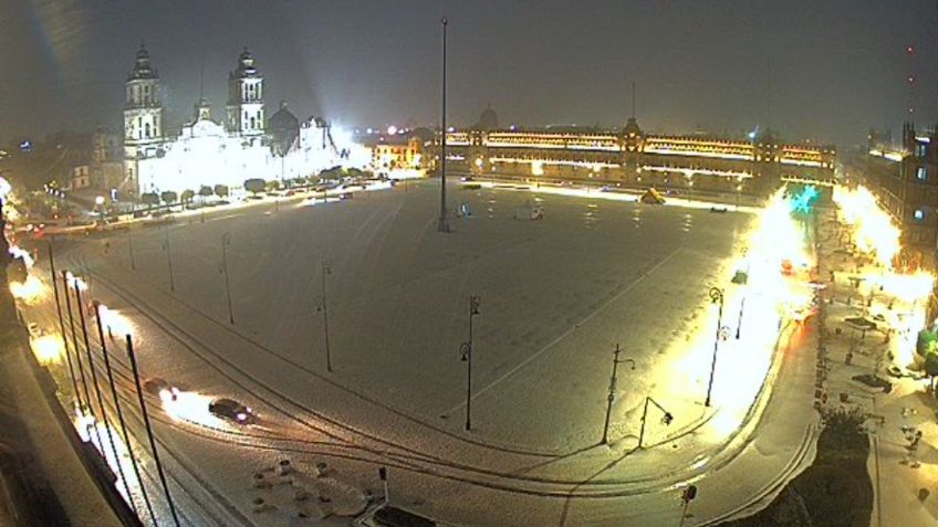 Tras granizada, zócalo capitalino se viste de blanco: FOTO