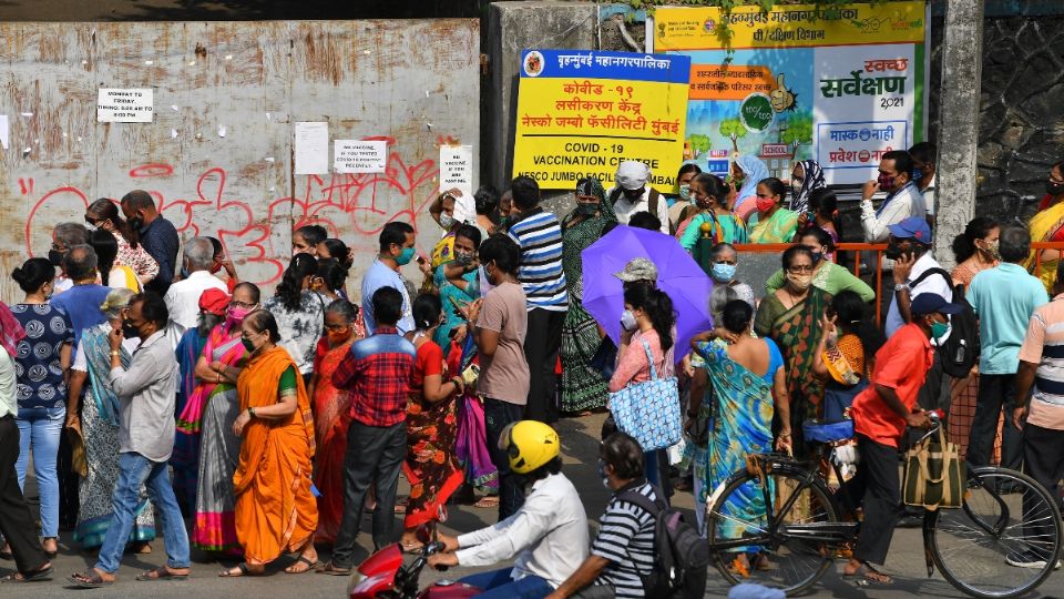 EN INDIA. Personas esperan su turno para recibir la vacuna contra el COVID, en un hospital del gobierno de KC, en Bangalore. Foto: AFP