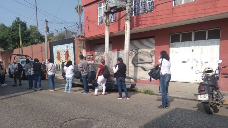 Desde temprano se vieron filas de docentes que estaban en espera de recibir su vacuna. Foto: Especial