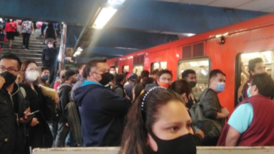 Tras desalojar el tren, los usuarios tuvieron que salir por la estación Escuadrón 201. FOTO: Twitter