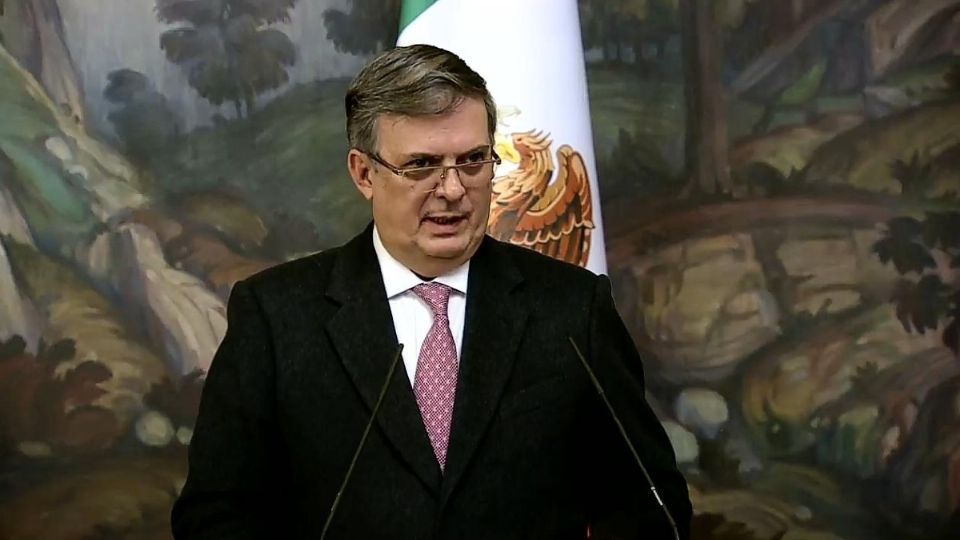 El canciller Marcelo Ebrard dijo que el gobierno de México consultará con el sector salud si aplican la dosis única, lo que conllevaría a modificaciones de entrega. Foto: Especial