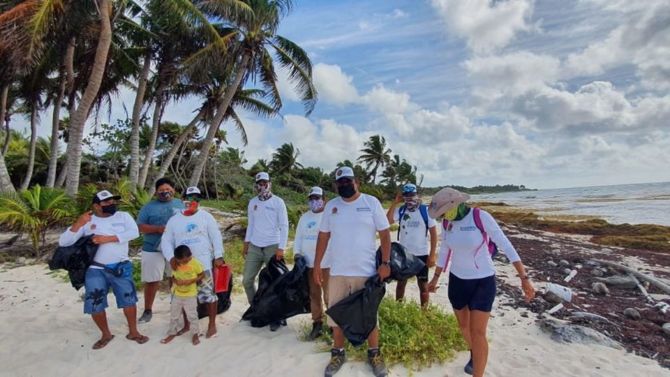 Se contó con la participación de ocho colaboradores del área natural protegida Xcacel-Xcacelito para la recolección de basura. Foto: Especial