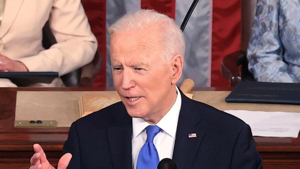 CAPITOLIO. El presidente Biden pronunció su discurso resguardado por las lideresas de las cámaras Nancy Pelosi y Kamala Harris. Foto:  AP