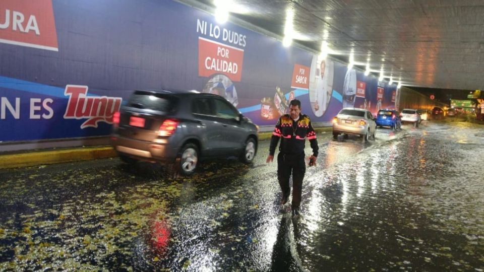 Policías de tránsito y elementos de Sacmex actuaron de inmediato. Foto: @OVIALCDMX