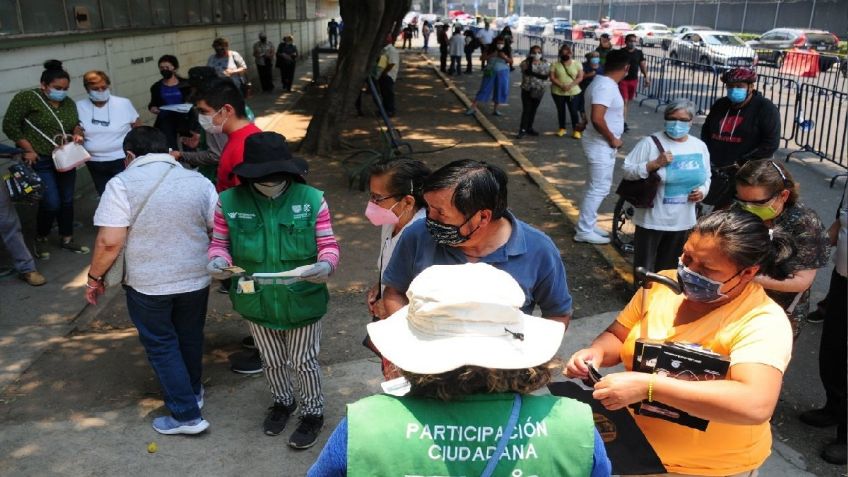 Conoce la historia de Toño, hombre sin piernas que apoya en los módulos de vacunación de la CDMX