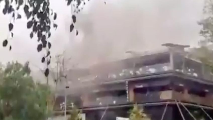 Registran fuerte incendio en restaurante de la CDMX; desalojan a 120 personas