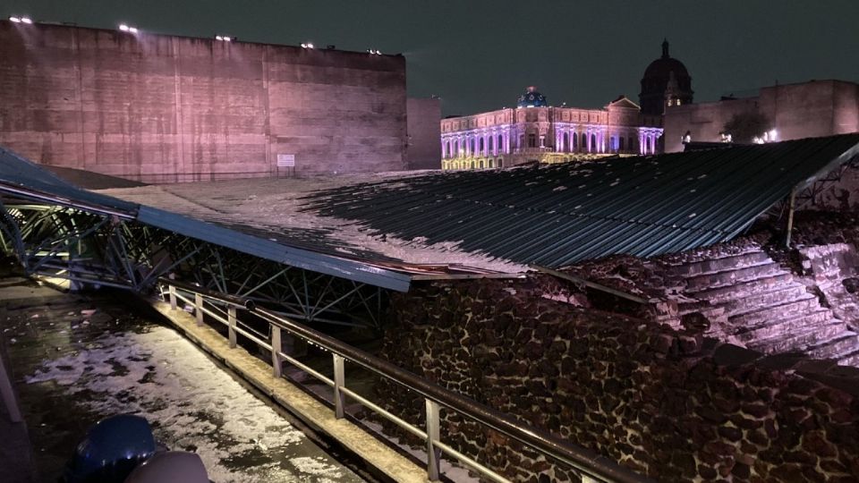 Debido a la gran cantidad de granizo que cayó ayer por la tarde noche en el Zócalo capitalino, colapsó la estructura techada del Templo Mayor. Foto: Cuartoscuro