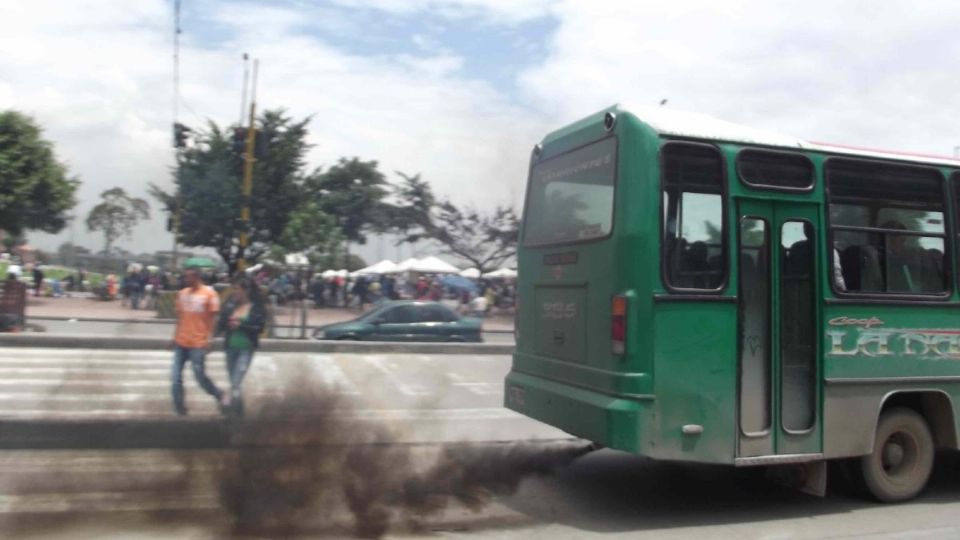 Especialistas en movilidad consideran que se pueden reducir las emisiones si se cambia al transporte eléctrico. Foto: Especial