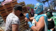 ¡Ponte el cubrebocas! Luchadores aplican “quebradora” a quienes no lo usan en Xochimilco