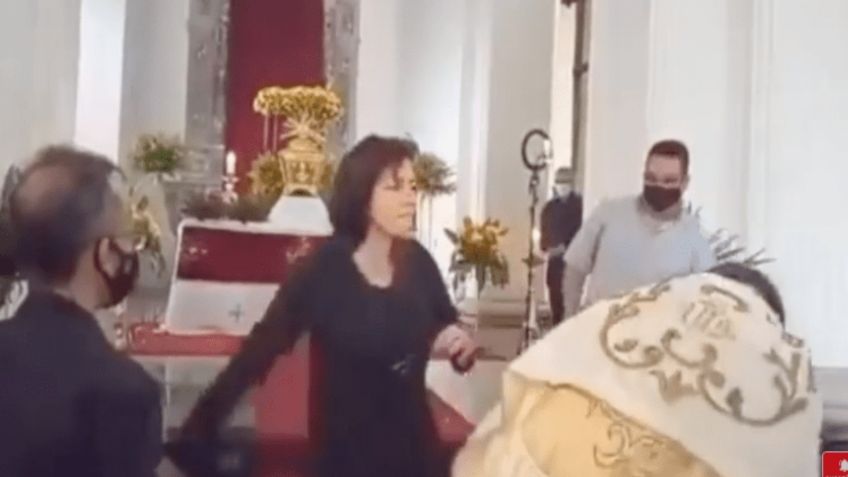 Mujer CACHETEA a sacerdote durante misa de Jueves Santo: VIDEO VIRAL