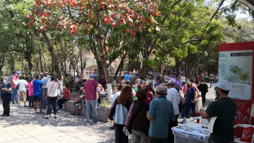 Vacunación Sinaloa: caos durante entrega de turnos para adultos mayores en Culiacán